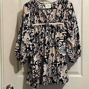 Umgee Black and White Graphic Tie Front Blouse NWOT Never worn.